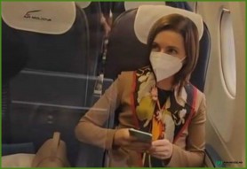 FOTO // Maia Sandu a fost surprinsă în avion. A zburat o cursă regulată și clasa econom